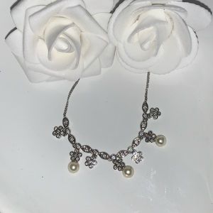 Sparkling short length necklace